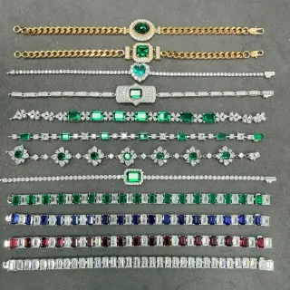 Bracelete de eslabões metálicos com gemas verdes e azuis incrustadas e pavé