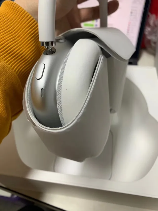 Green Gray Sleek Modern Translucent Glossy Earcups Over-ear Headphones 4