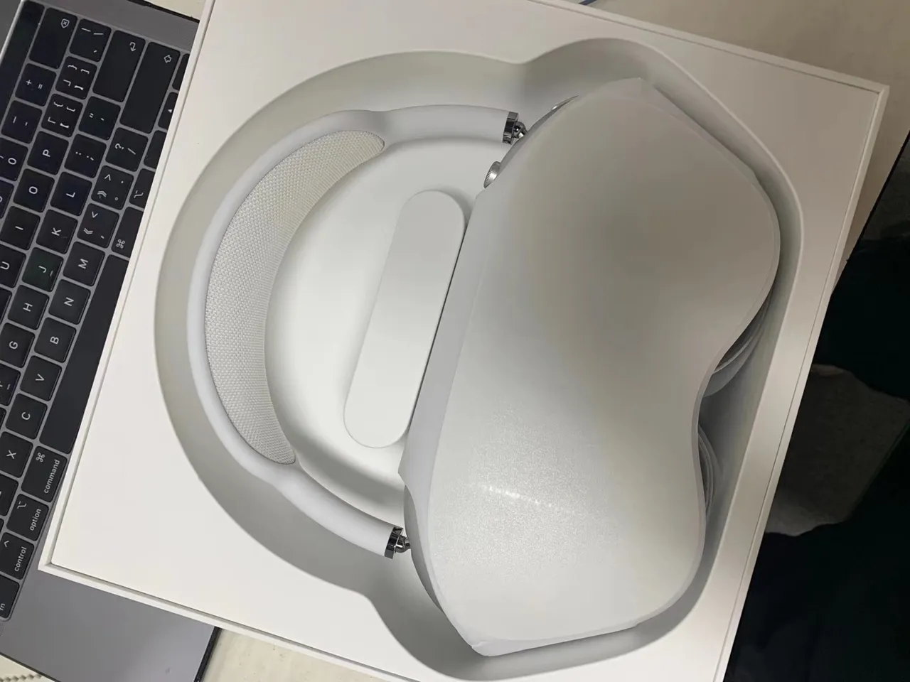 Green Gray Sleek Modern Translucent Glossy Earcups Over-ear Headphones 6