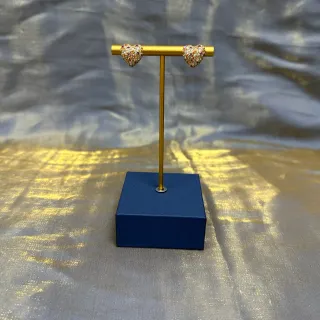 Brincos stud em forma de coração com pavé de gemas multicolores
