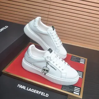 Tênis Karl Lagerfeld branco e preto com upper de couro artificial, sola de plataforma com ribetes