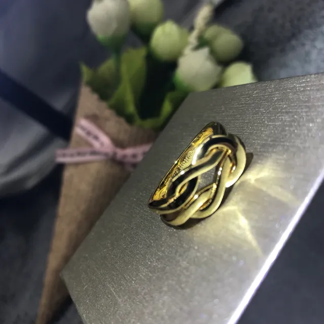 Knot-Interwoven Polished Metallic Rings 2