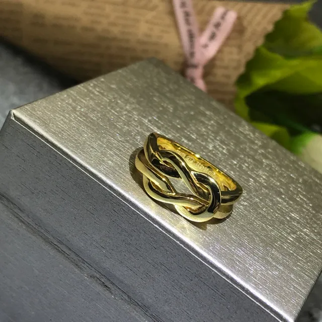 Knot-Interwoven Polished Metallic Rings 4