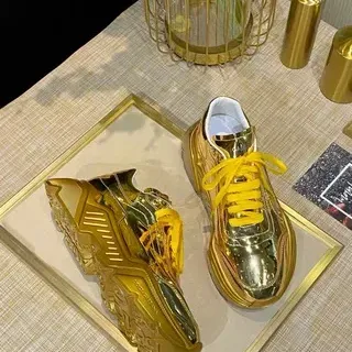 Zapatillas Lifestyle con Suela Esculpida de Oro Metálico