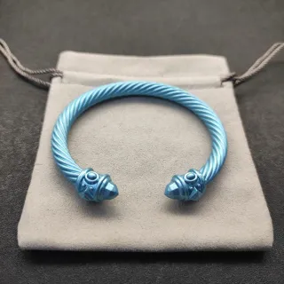 Pulsera de cable trenzado azul claro metálico
