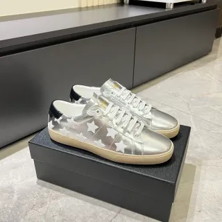 Tênis lifestyle com applique de estrela metálica prateada