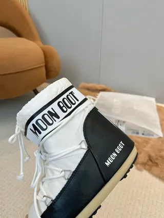 Moon Boot Style White and Black Snow Boots 9