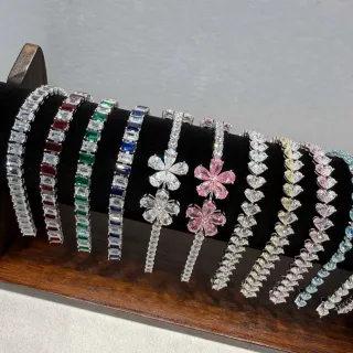 Pulseras multicolores con motivo floral y corazón con gemas