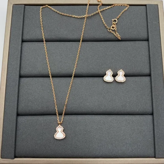 Multicolor Gourd-Shaped Silhouette Pavé Crystal Border Necklace 5