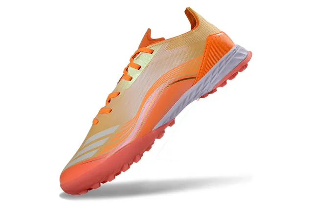Sapatos de futebol laranja bege, low-cut, upper sintético, overlays de padrão de onda, para grama artificial 3