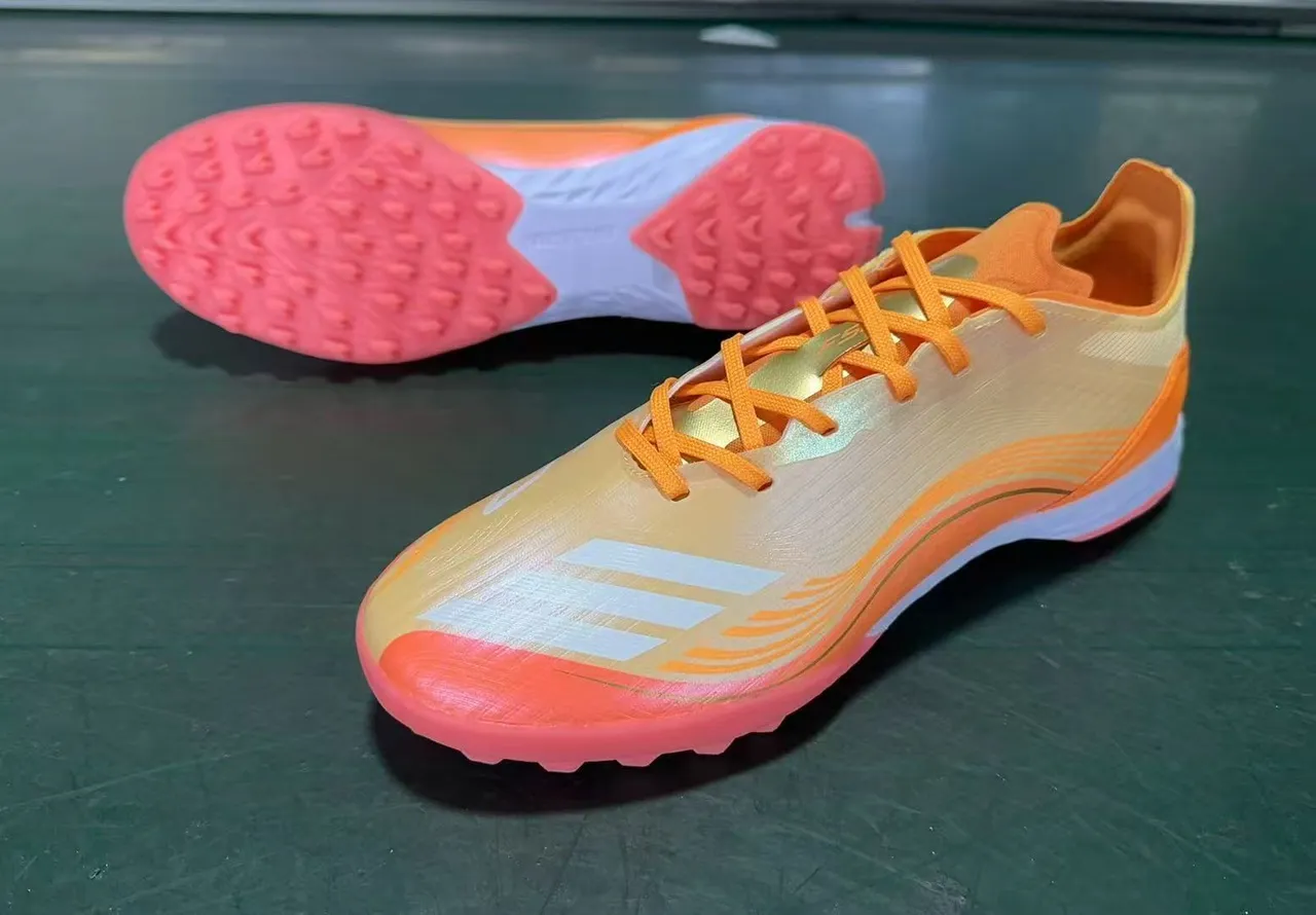 Sapatos de futebol laranja bege, low-cut, upper sintético, overlays de padrão de onda, para grama artificial 8