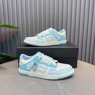 Tênis Lifestyle de Azul Pastel e Creme com Overlay Geométrico
