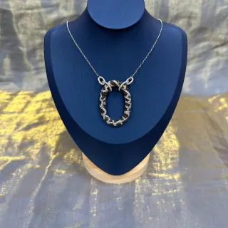 Collier pendentif oval pavé nœud bail