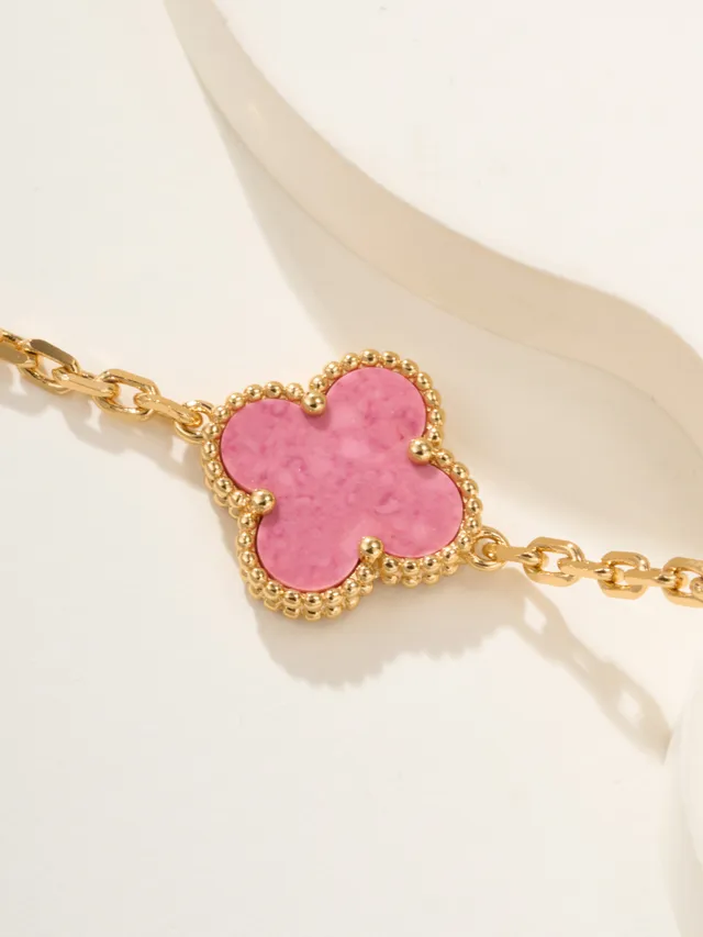Pulseira de corrente de ouro rosa com cinco incrustações em forma de trevo 4
