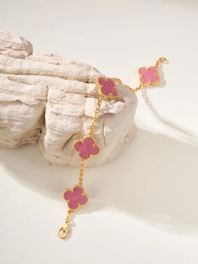 Pulseira de corrente de ouro rosa com cinco incrustações em forma de trevo 7
