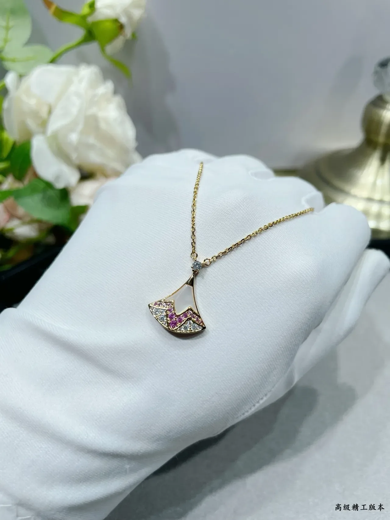 Pink Gold Fan-Shaped Pendant Rose Setting Necklace 3