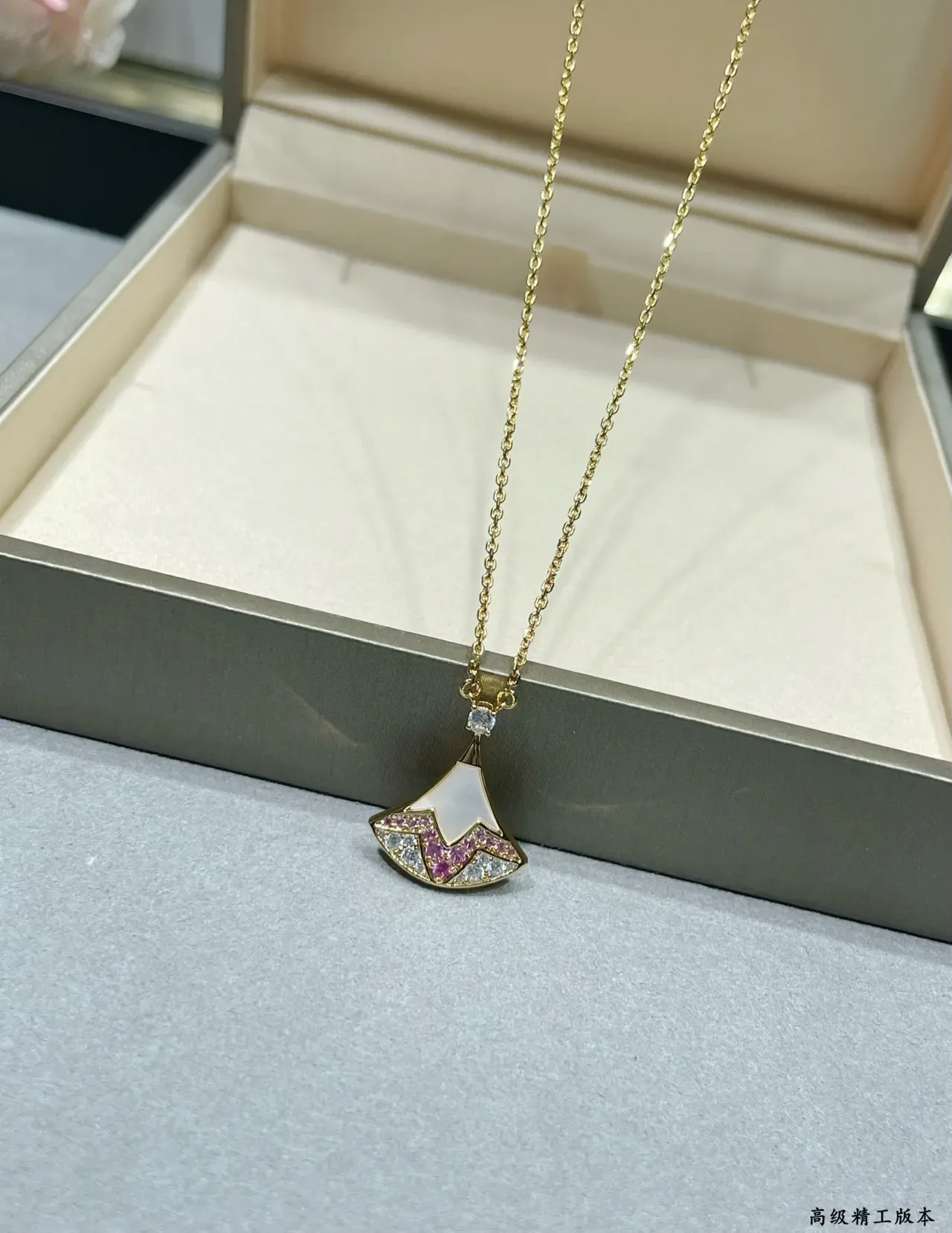 Pink Gold Fan-Shaped Pendant Rose Setting Necklace 4