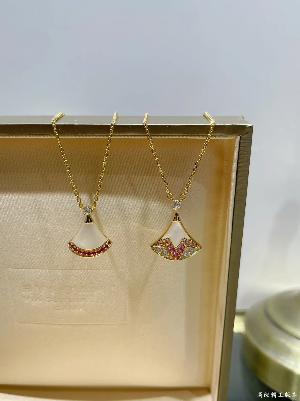 Pink Gold Fan-Shaped Pendant Rose Setting Necklace 5