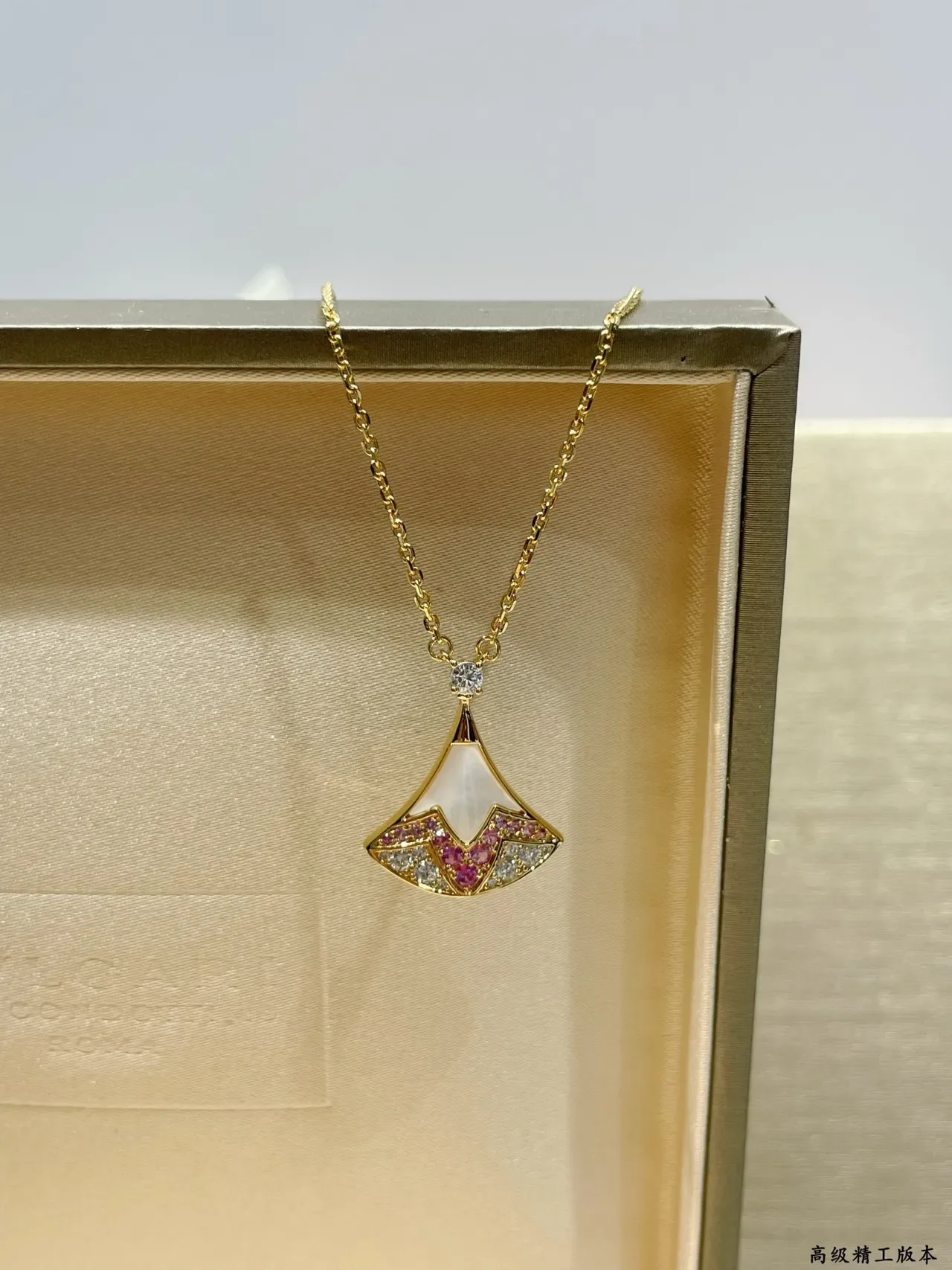 Pink Gold Fan-Shaped Pendant Rose Setting Necklace 6