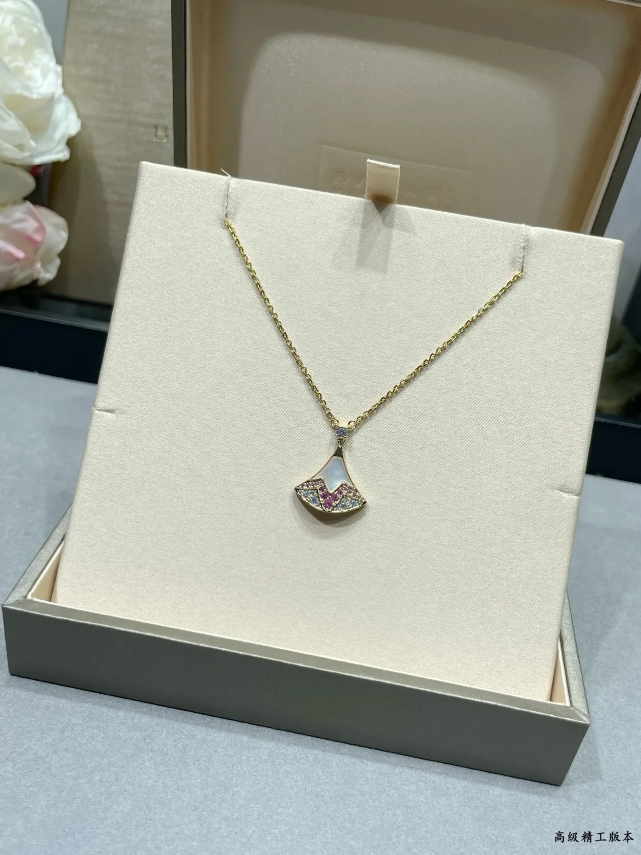 Pink Gold Fan-Shaped Pendant Rose Setting Necklace 7