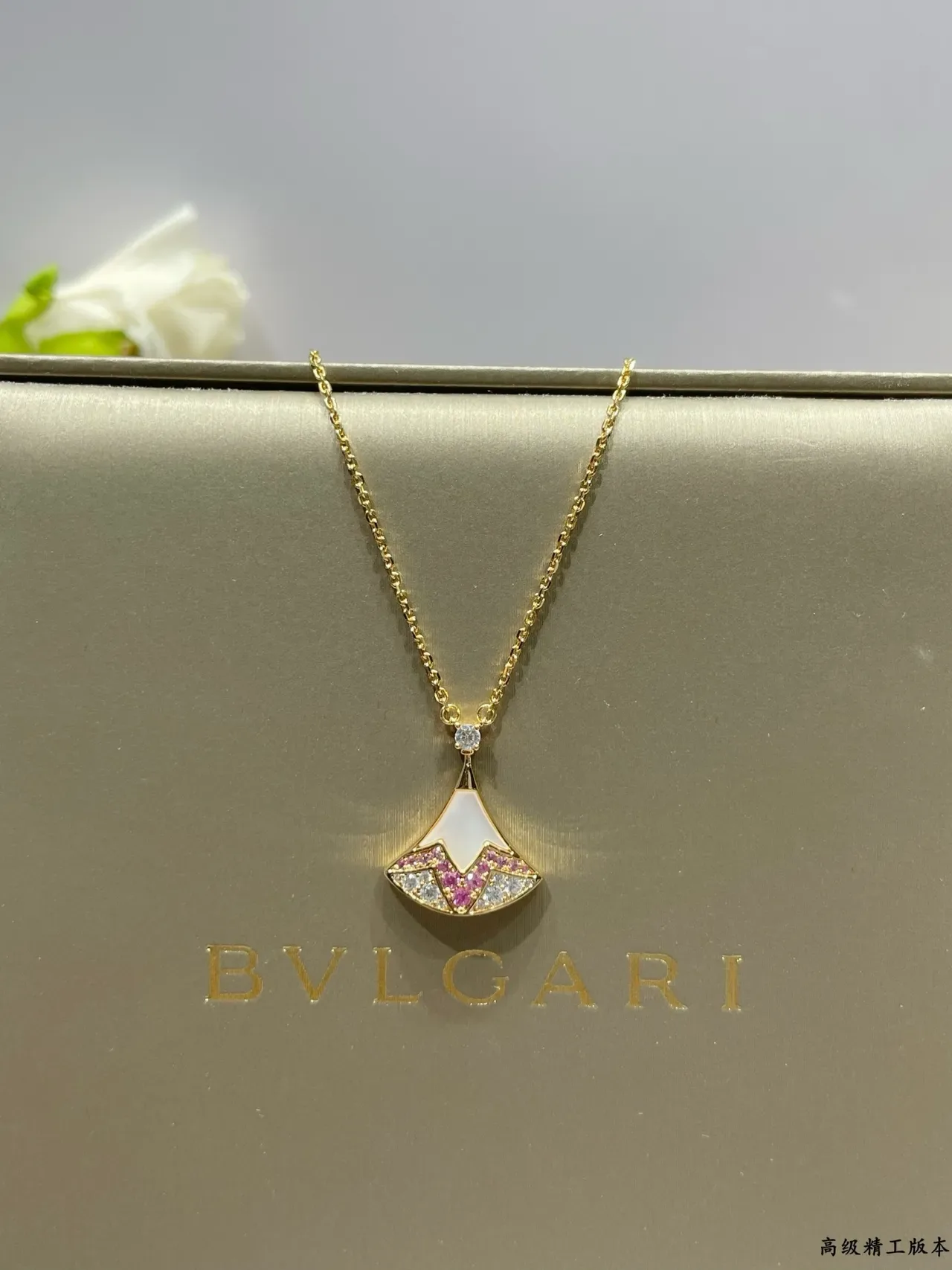 Pink Gold Fan-Shaped Pendant Rose Setting Necklace 8
