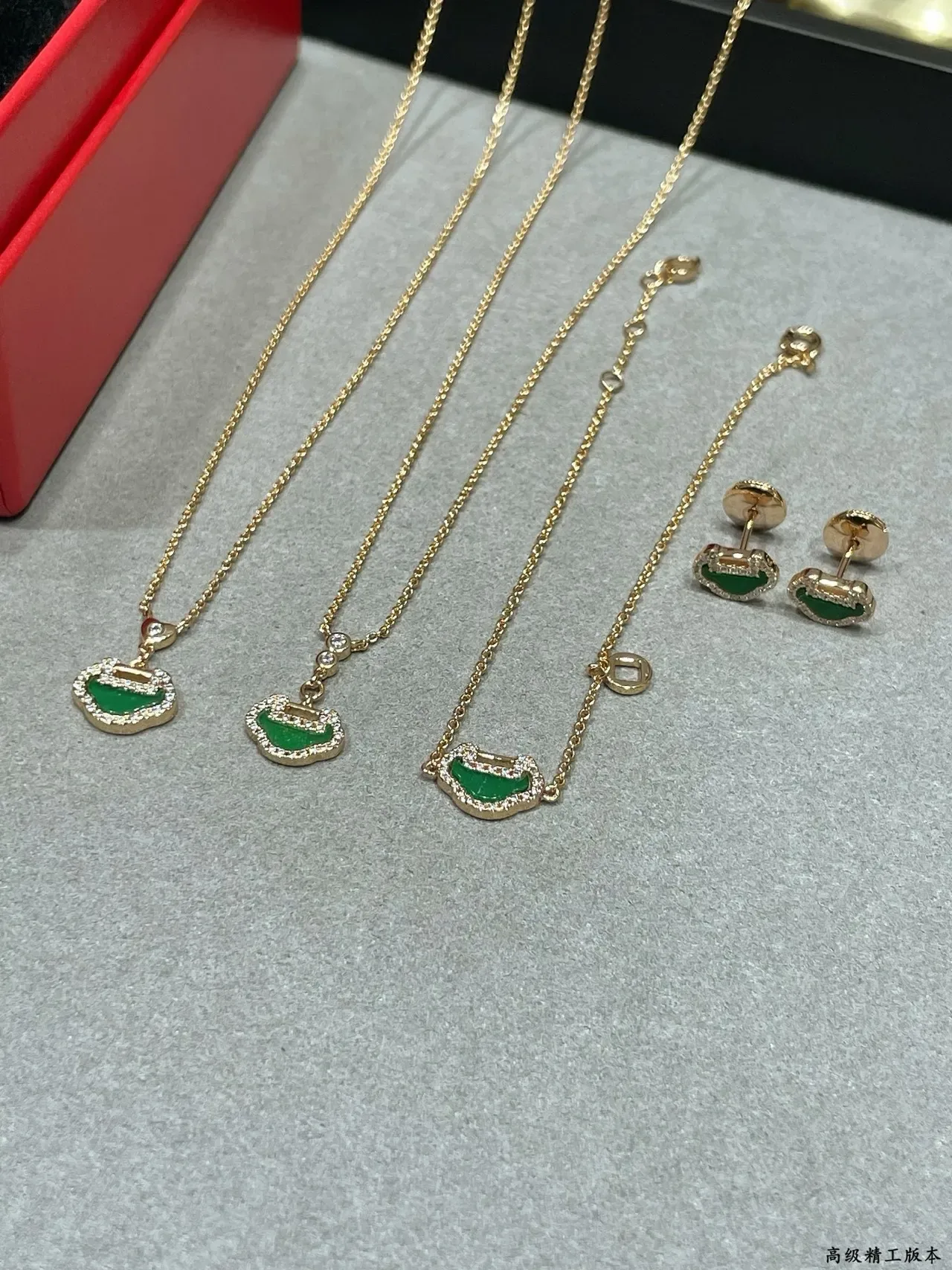 qeelin Wulu Collar con colgante en forma de corazón de oro verde con piedras pavé 3