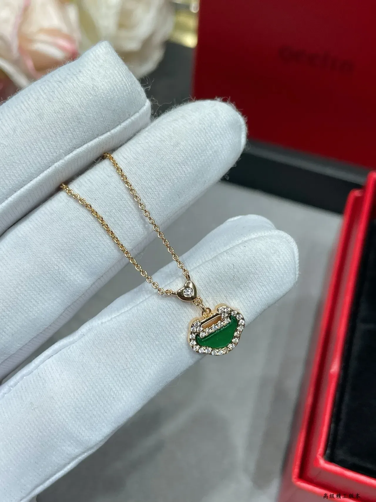 qeelin Wulu Collar con colgante en forma de corazón de oro verde con piedras pavé 4
