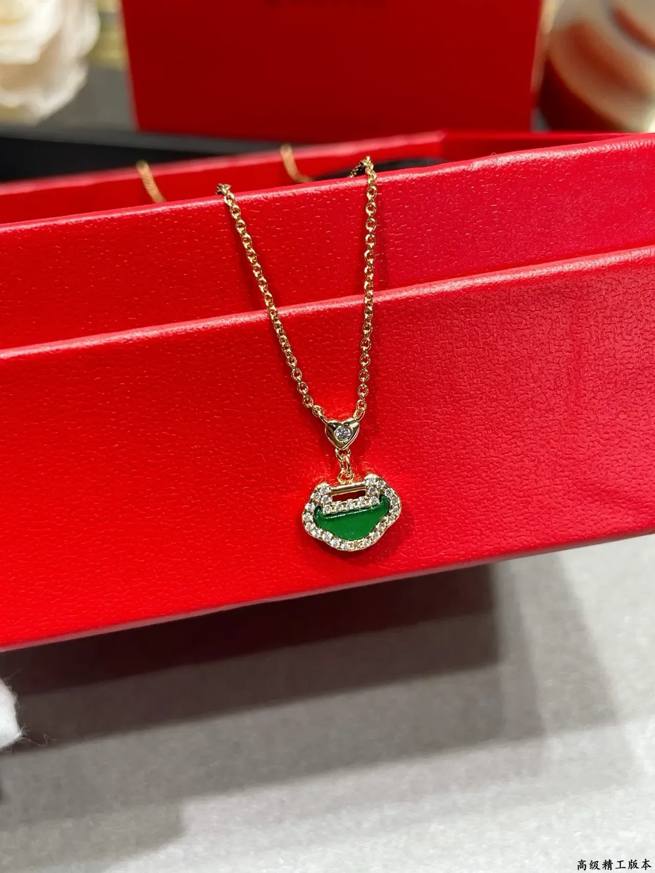 qeelin Wulu Collar con colgante en forma de corazón de oro verde con piedras pavé 5