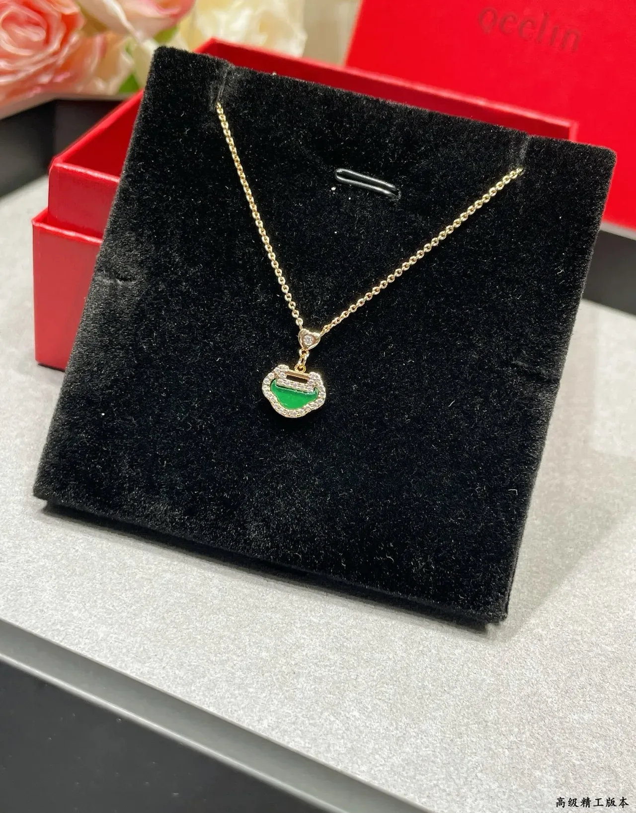 qeelin Wulu Collar con colgante en forma de corazón de oro verde con piedras pavé 6