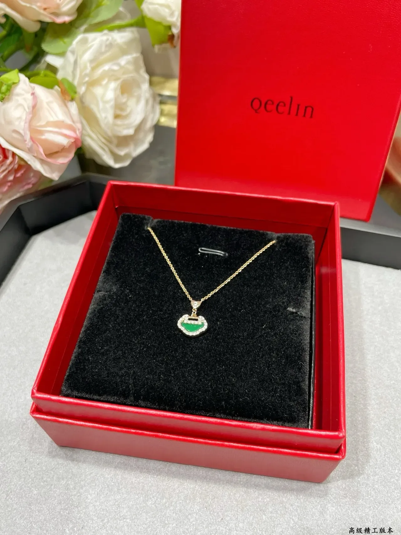 qeelin Wulu Collar con colgante en forma de corazón de oro verde con piedras pavé 7