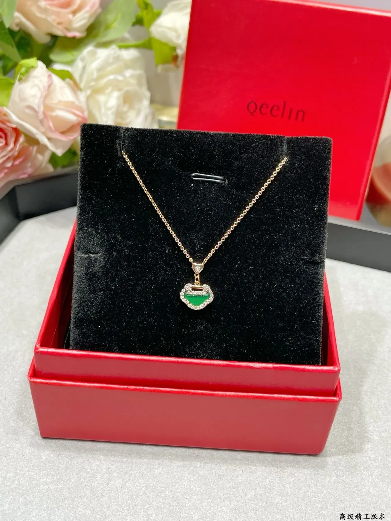 qeelin Wulu Collar con colgante en forma de corazón de oro verde con piedras pavé 8