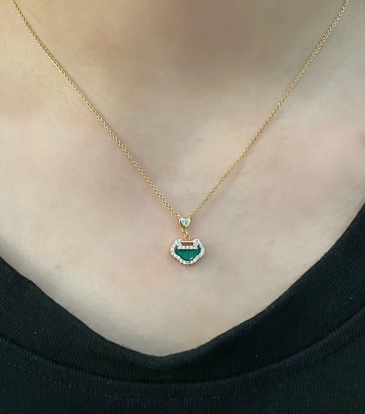 qeelin Wulu Collar con colgante en forma de corazón de oro verde con piedras pavé 9