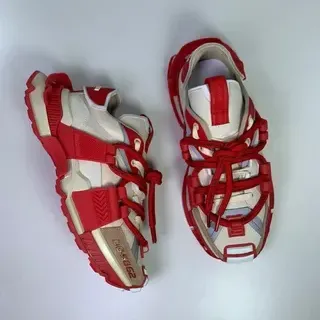 Zapatillas chunky rojo y crema con tiras atadas estilo avant-garde