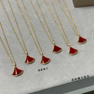 Pingente de leque esmaltado em vermelho com corrente de tom dourado