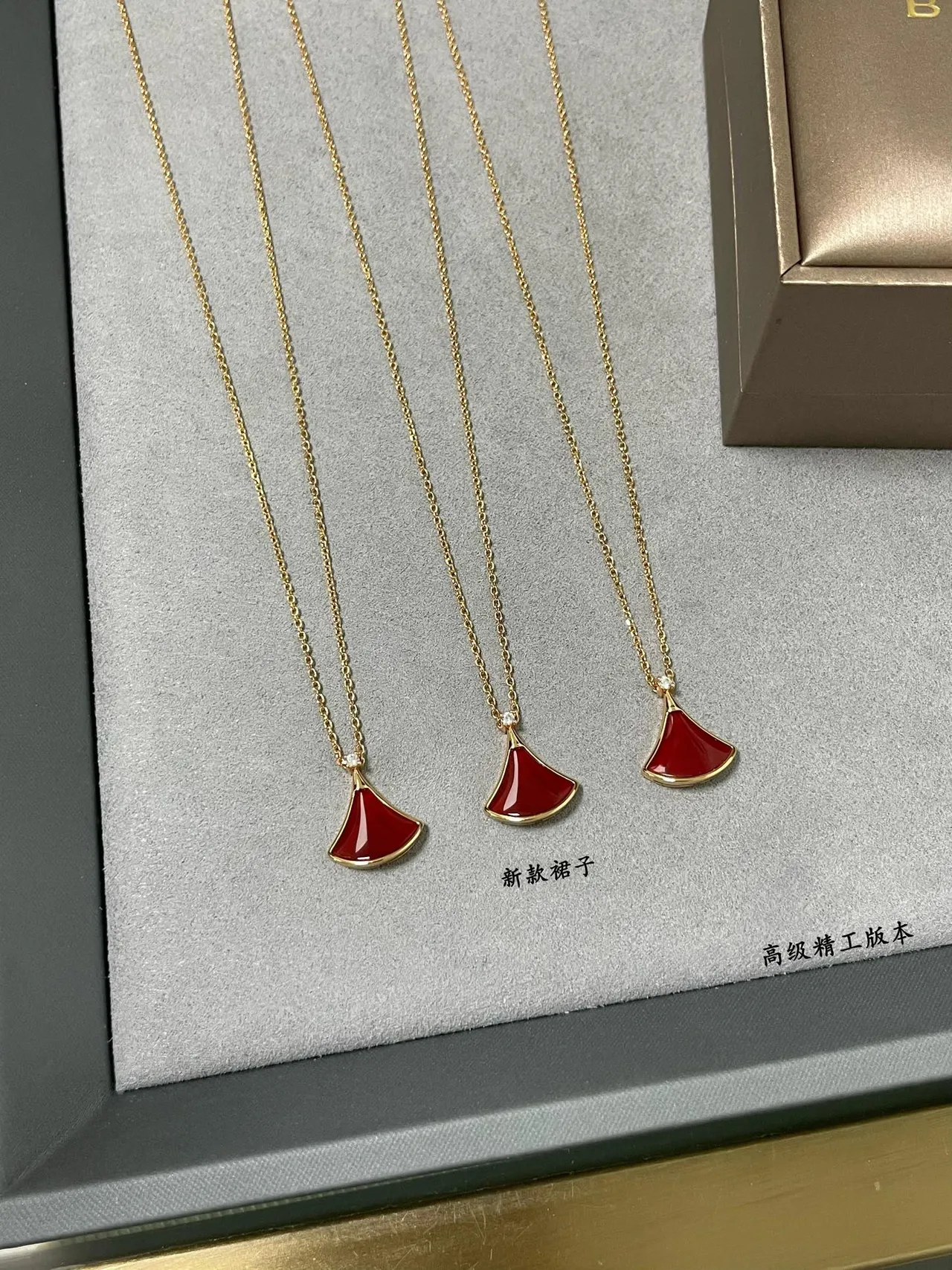 Red Enamel Fan Pendant Gold-Tone Chain Necklace 8