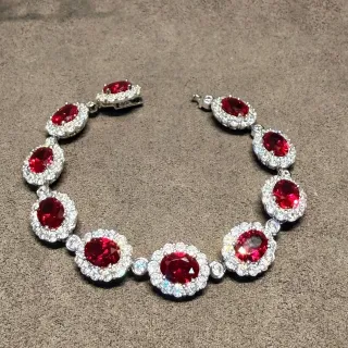 Bracelete de elos com halo de gemas vermelhas