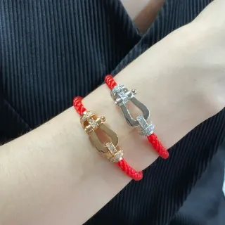 سوار حبل متشابك أحمر وذهبي مع إبزيم معدني shackle-style