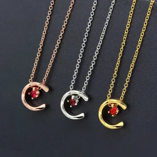Collier pendentif en or rouge à la lune croissante avec centre en gemme