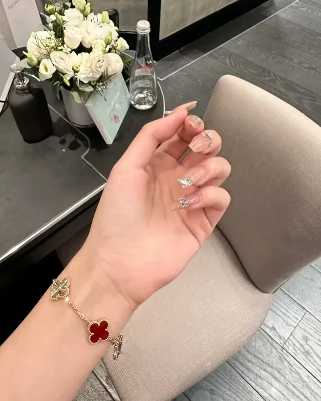 Red Gold Four-Leaf Clover Charms Enamel And Polished Metal Contrast Bracelet 2