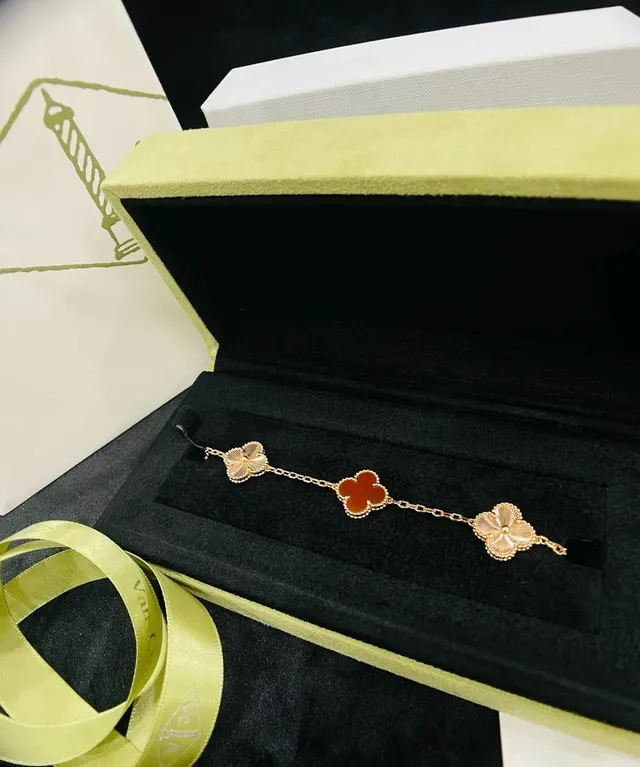 Red Gold Four-Leaf Clover Charms Enamel And Polished Metal Contrast Bracelet 3