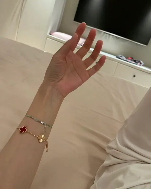 Red Gold Four-Leaf Clover Charms Enamel And Polished Metal Contrast Bracelet 6