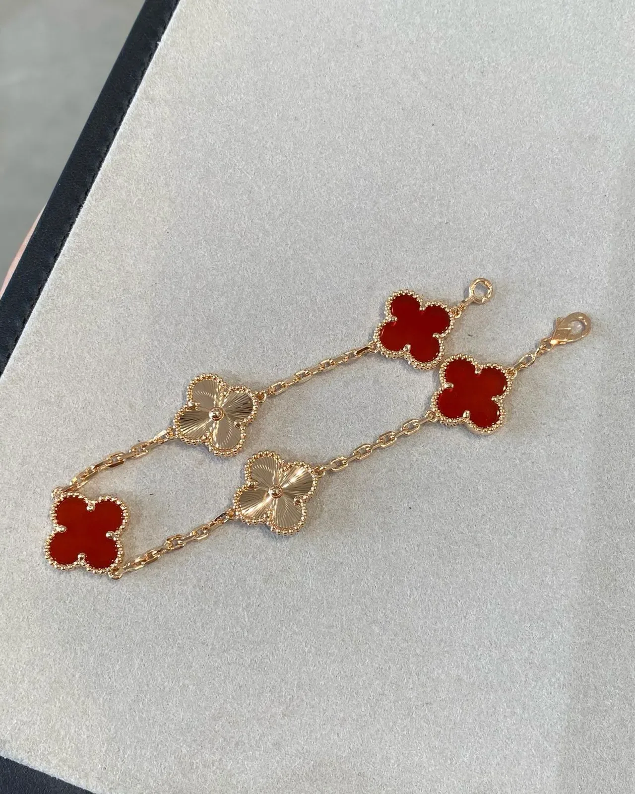 Red Gold Four-Leaf Clover Charms Enamel And Polished Metal Contrast Bracelet 7