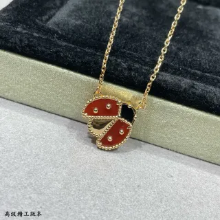 Collier avec motif de coccinelle en émail et incrustation rouge et or