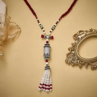 Collier avec perles rouges et blanches et frange