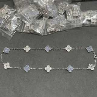 银蓝三叶草链接花纹交替宝石和包镶设置项链