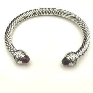 Pulsera de cable trenzado plateado burdeos gema roja facetada terminales