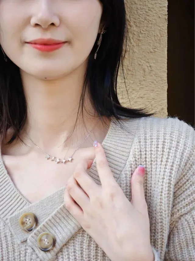 Silver Gold Five-Flower Motif Two-Tone Metal Necklace 3