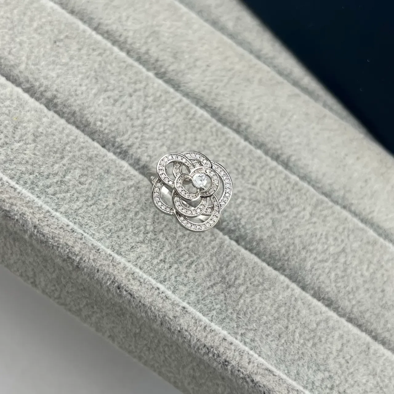 Silver Gold Floral Motif Pavé-Set Stones Ring 3
