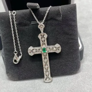 Collier argent vert orné filigrane croix pavé-set pierres claires