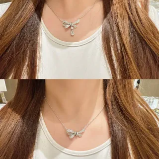 Collier argenté avec pendentif en forme de nœud bleu marine pavé de cristaux